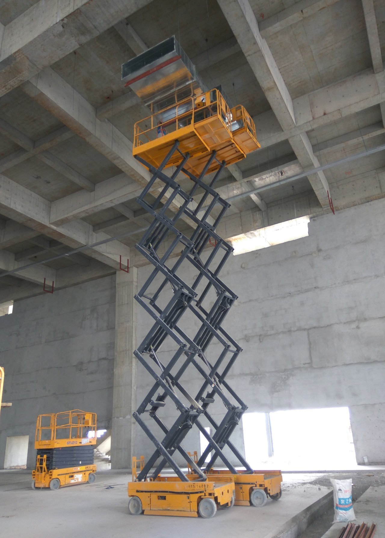 展館升級進行時 剪叉臂架車齊上陣，消防通風施工忙